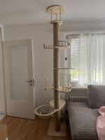 Kratzbaum mit Bettchen und Spielzeug guter Zustand