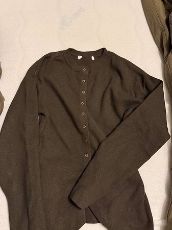Schöner taillierter brauner pulli