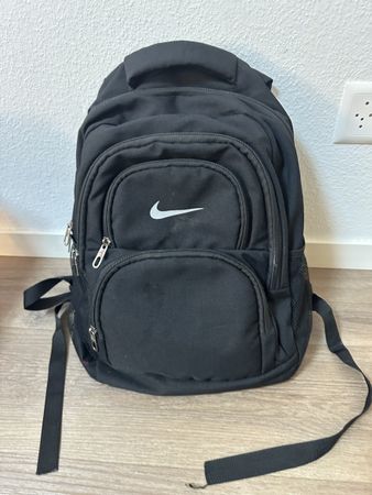 Schwarzer Nike Rucksack - Ideal für Schule, Sport & Freizeit