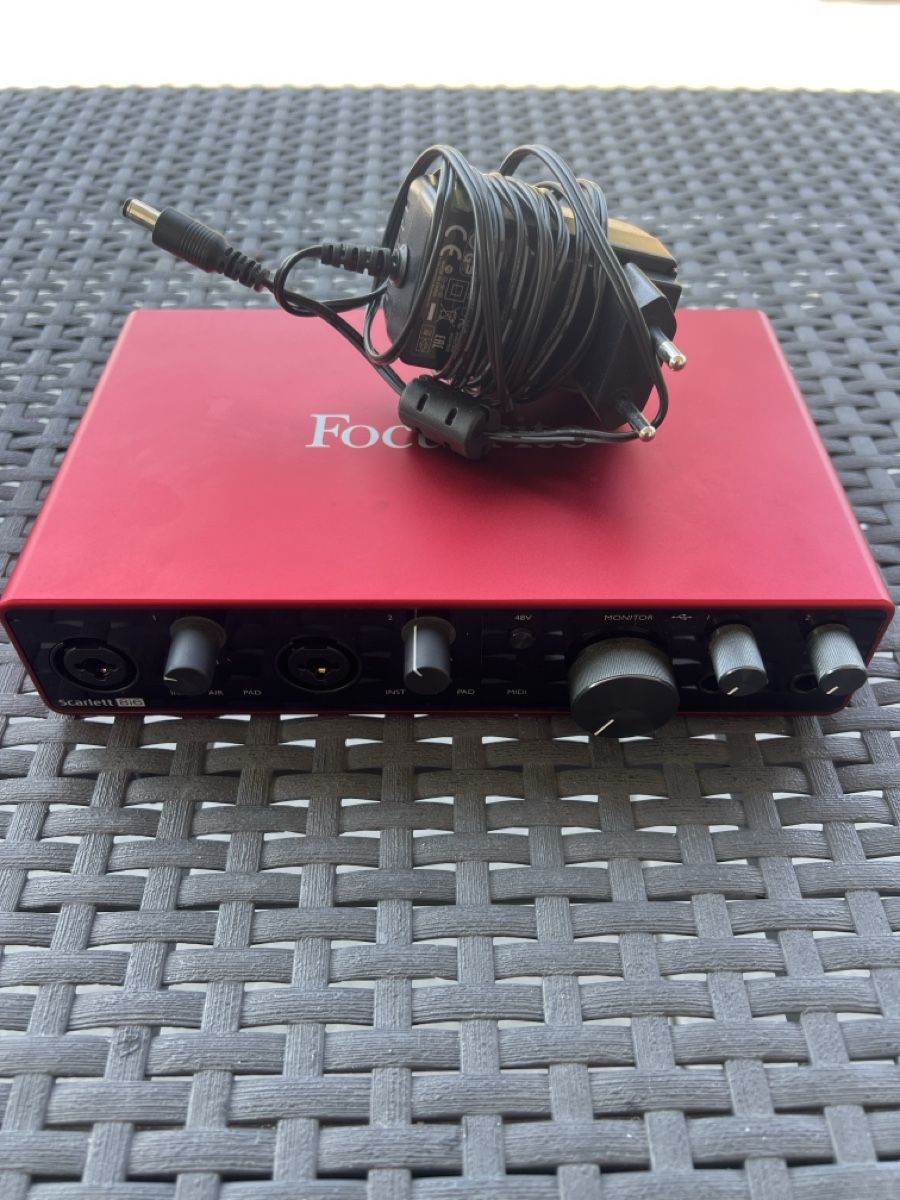Focusrite Studioequipment: Focusrite Scarlett 8i6 3rd Gen Interface audio rouge – Gebraucht aus Marly von dt084