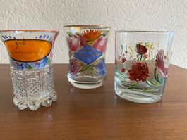 Drei antike Glasbecher mit Blumenmalerei und Goldrand