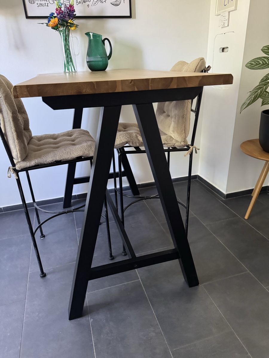 Set di tavolo e panche: Hochtisch mit Gusseisenstühlen – Usato da Liestal venduto da sv.gloor65 1