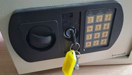 Tresor mit Zahlencode und Schlüssel - Sicher ist sicher!