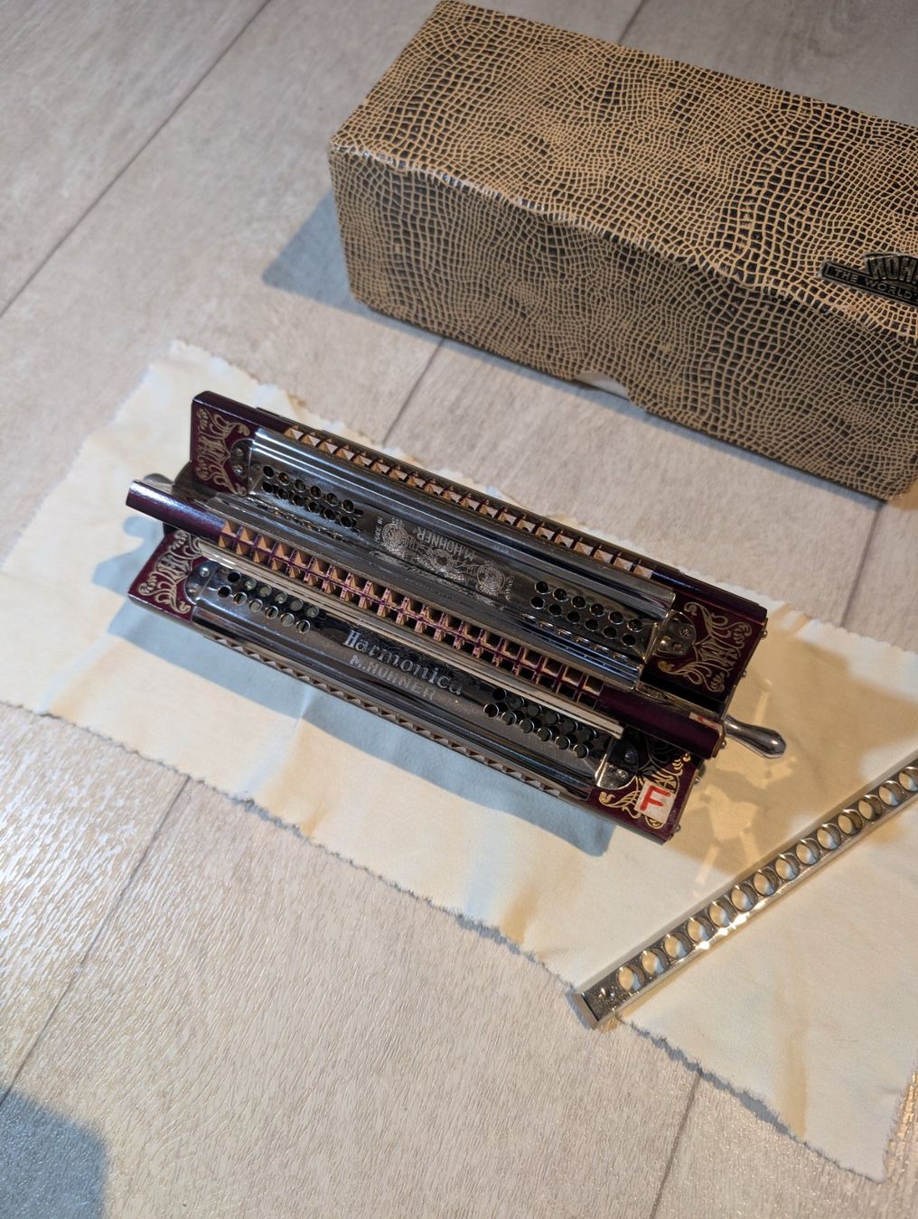 Hohner Musikinstrumente: Harmonica Hohner Sextet trémolo comme neuve – Gebraucht aus Versoix von Ginger_Bread 1