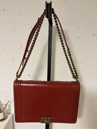 Chanel Boy Handtasche rot Leder goldfarbene Hardware