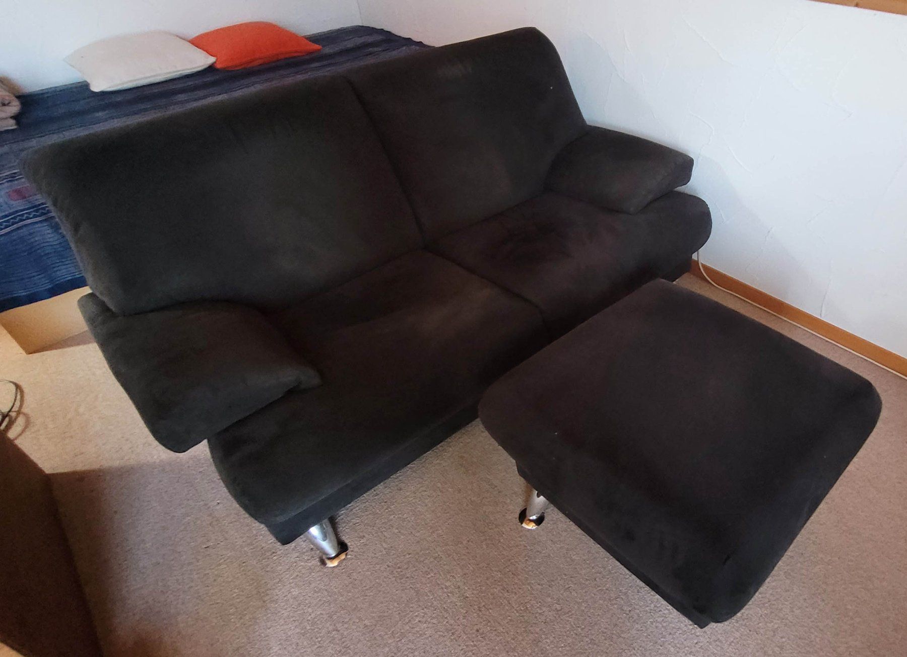 Divani: Schwarzes Sofa 2er mit Hocker – Usato da Muri AG venduto da Kat8