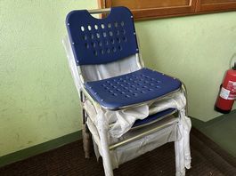 3 neue Mazuvo Stühle in blau