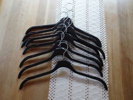 8 Stk. schwarze Kleiderbügel aus Hartplastik - 260407
