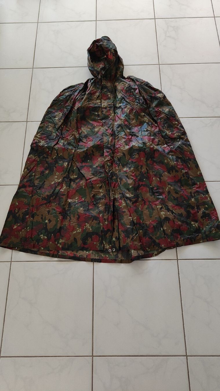 Autres vêtements & accessoires: Regenponcho Tarnmuster – D'occasion à Adligenswil par Aspring61