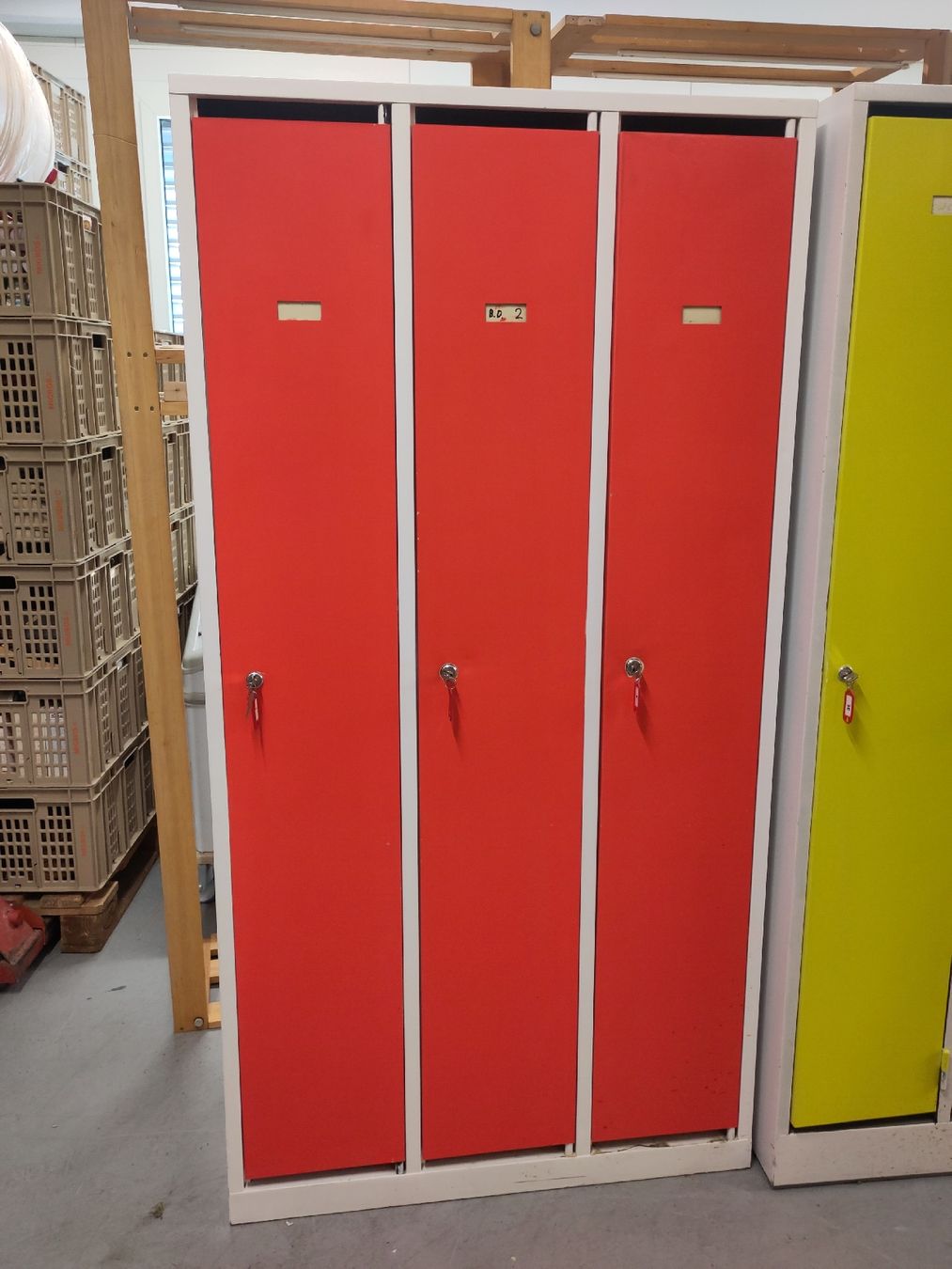 Armadi: Garderobenschrank/ Spind rot lackiert – Usato da Pratteln venduto da Cartonsducoeur_bl