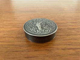 Antike Pillendose / Silberdose rund mit Relief-Gravur