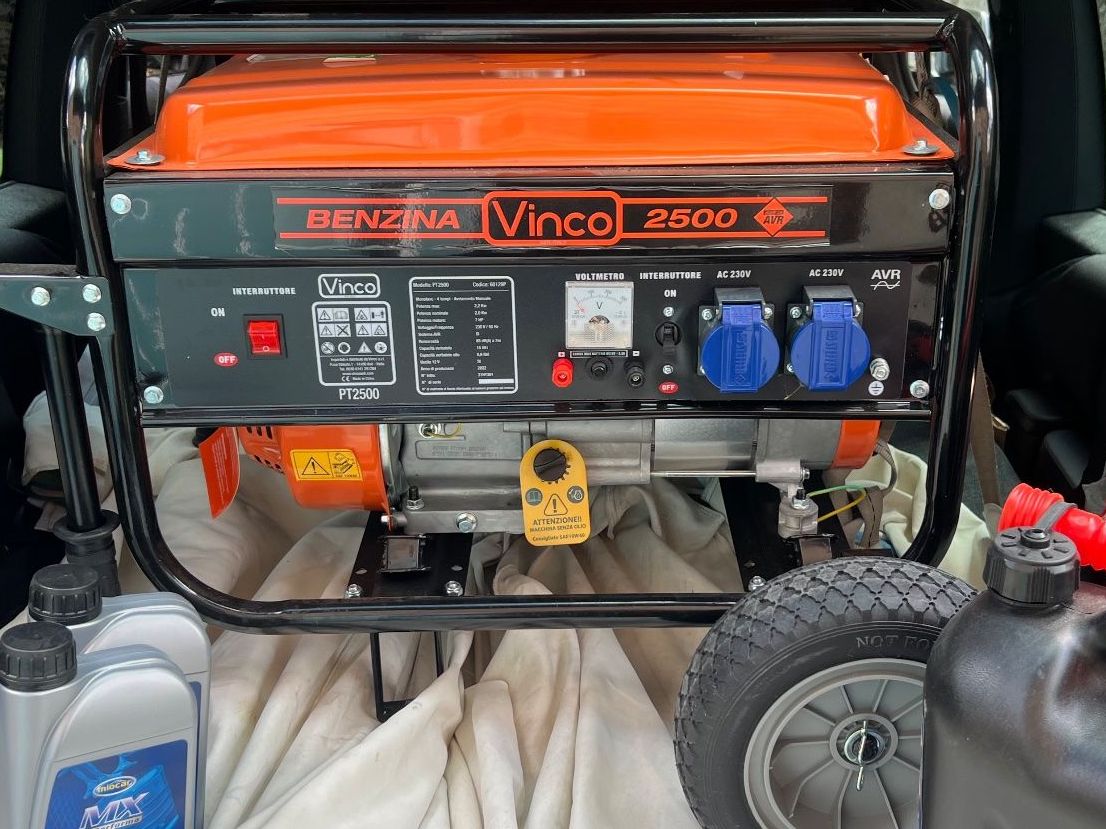 Generatori di corrente: Generator 2500 neu Benzin – Nuovo (secondo la descrizione) da Waltalingen venduto da sam092