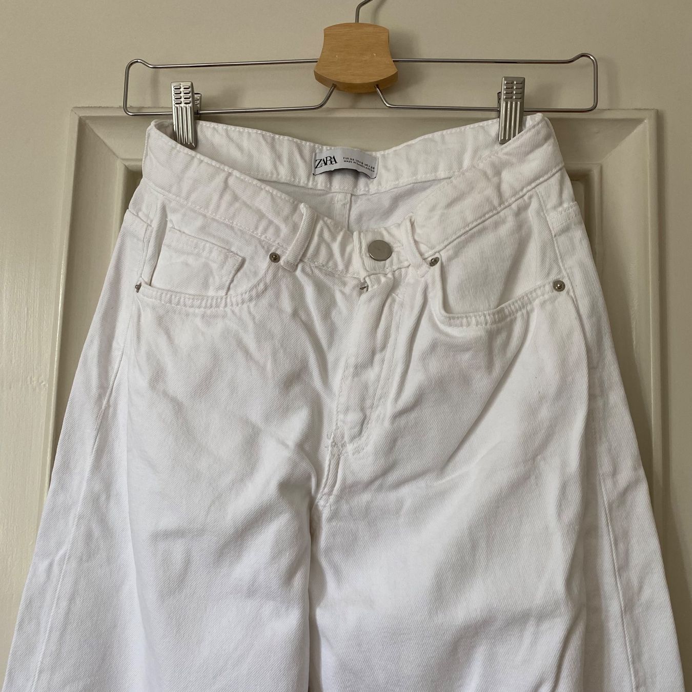 Zara Jeans: Weisse 3/4 Hose von Zara – Nuovo (secondo la descrizione) da Luzern venduto da champagnelaury 1