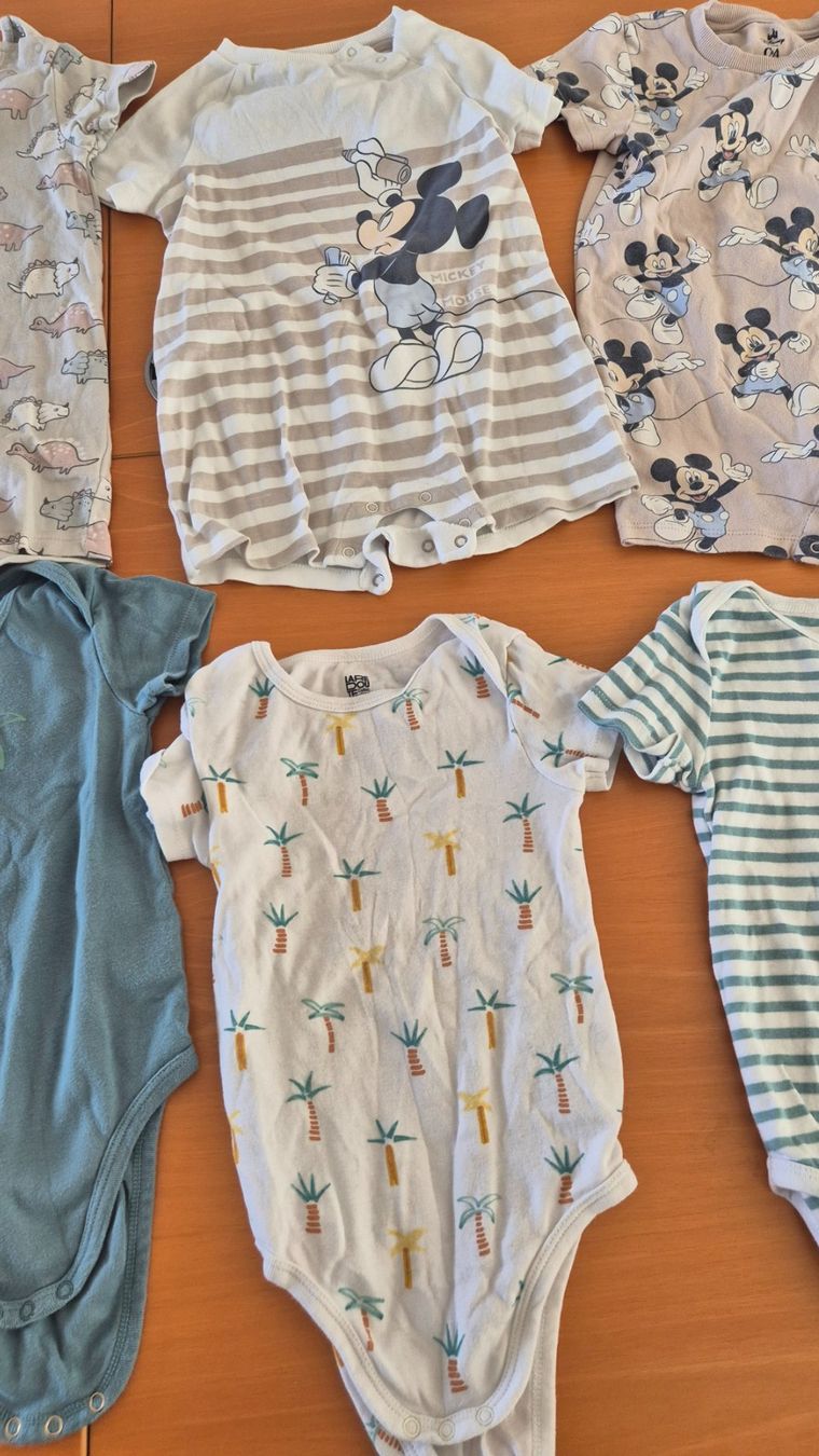 Lotti & Set di vestiti: Lot de 8 bodys manches courtes, taille 98 – Usato da Goumoens-la-Ville venduto da cfaIII 2