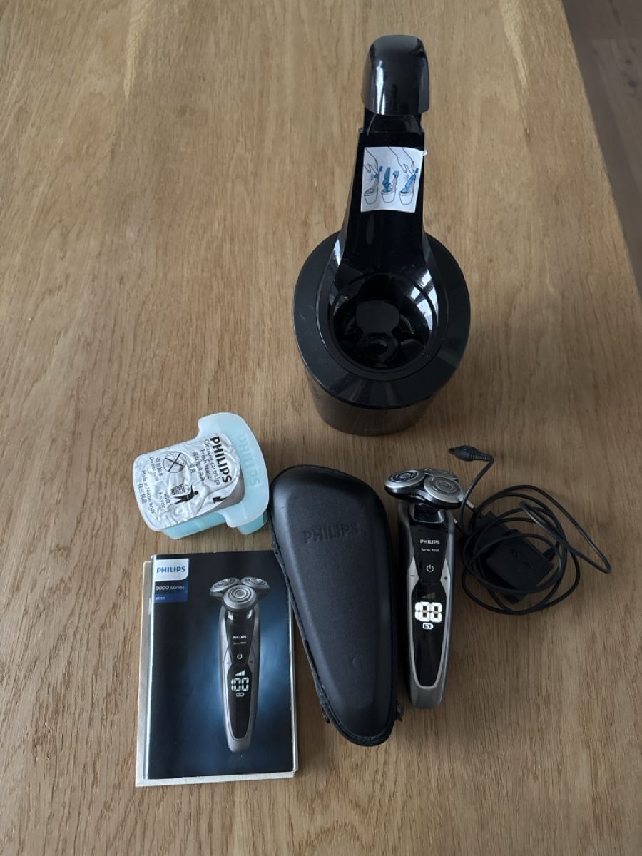 Philips Rasoirs & Lames de rasage: Philips 9000er Rasierer – D'occasion à Reichenburg par PaddlG