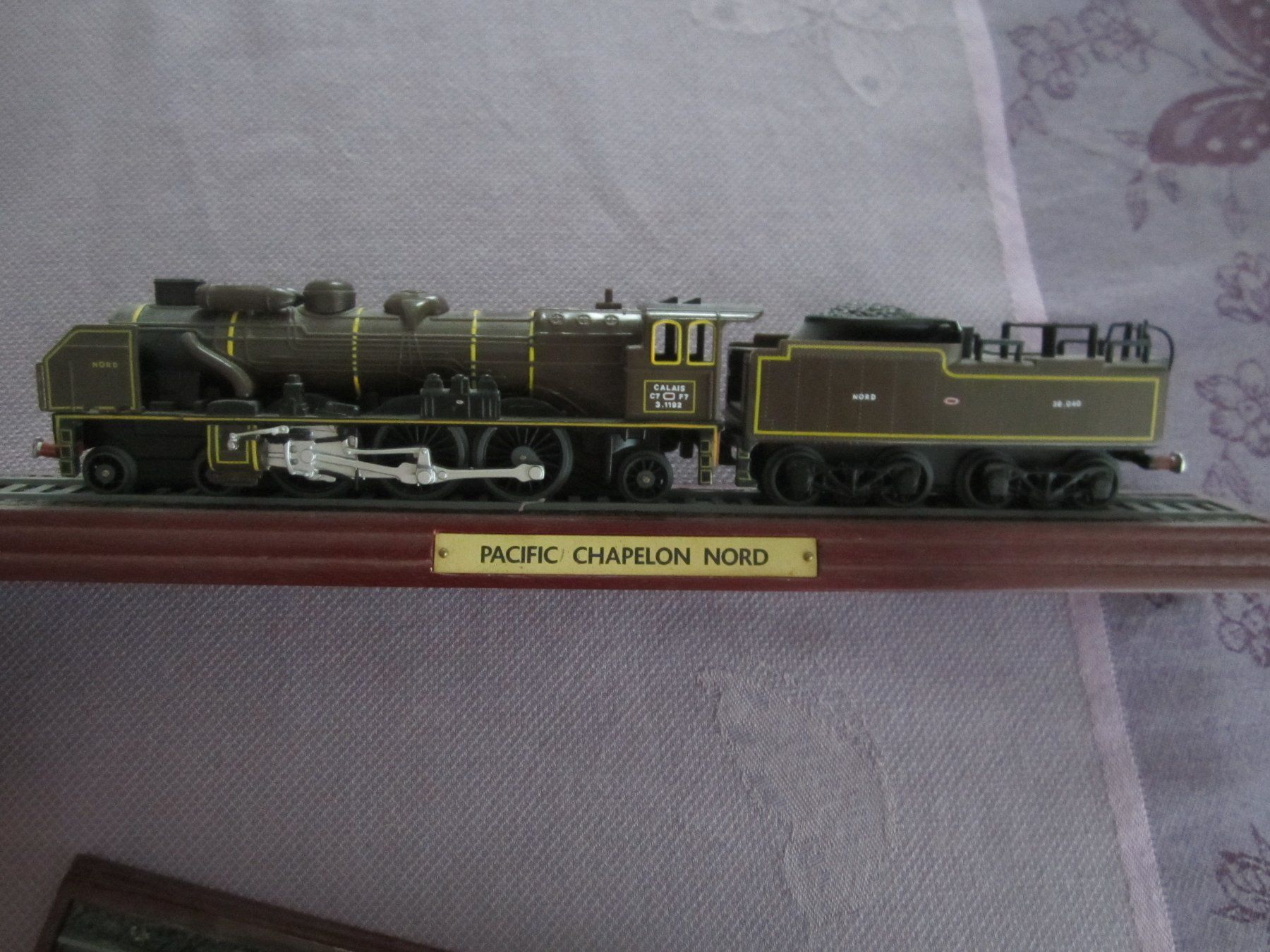 Märklin Modellini di ferrovie: 2 Modelldampfloks mit Sockel (Sammler) – Usato da Volketswil venduto da nemo2000 1