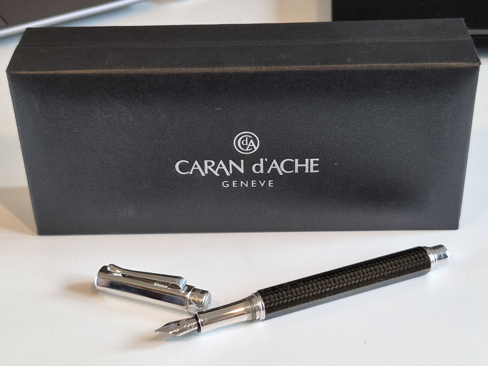 Caran D'Ache Stifte & Marker: Füllfederhalter Caran d'Ache Varius Carbon – Gebraucht aus Hinwil von Justnox