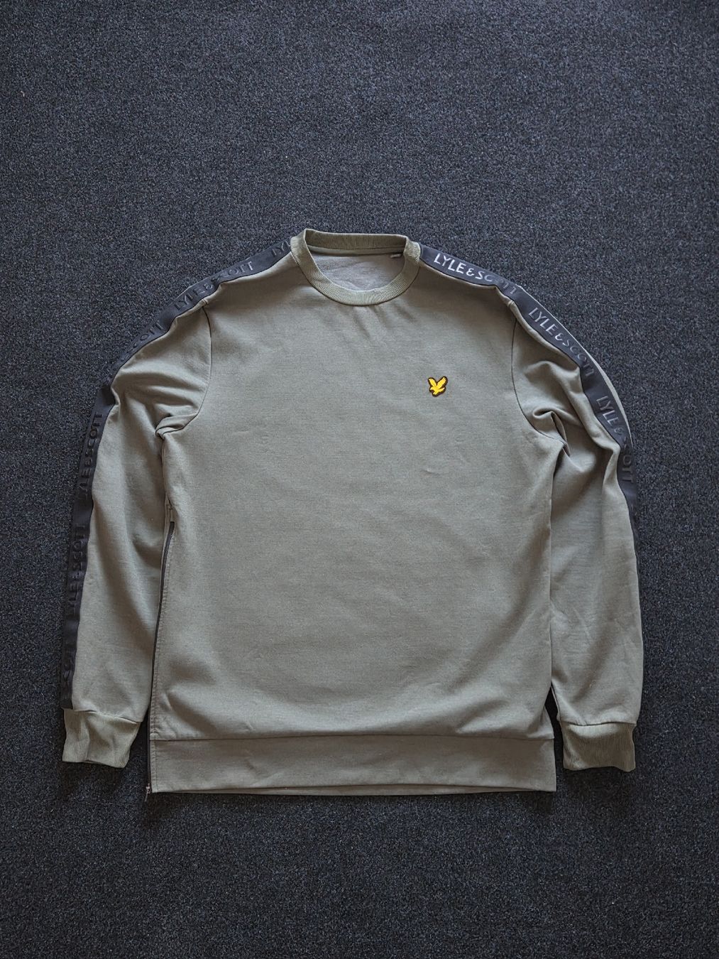 Maglioni & Felpe: Lyle & Scott Sweatshirt / Pullover Olivgrün mit Ärmel-Tape – Usato da Biel/Bienne venduto da casualculture.store
