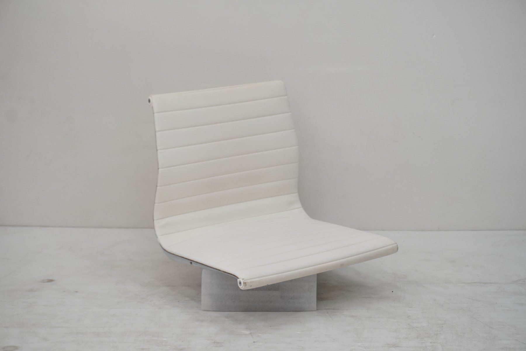 Vitra Chaises: Vitra EA117 Schale Kunstleder weiss – D'occasion à Bad Zurzach par QLASSIQ 1