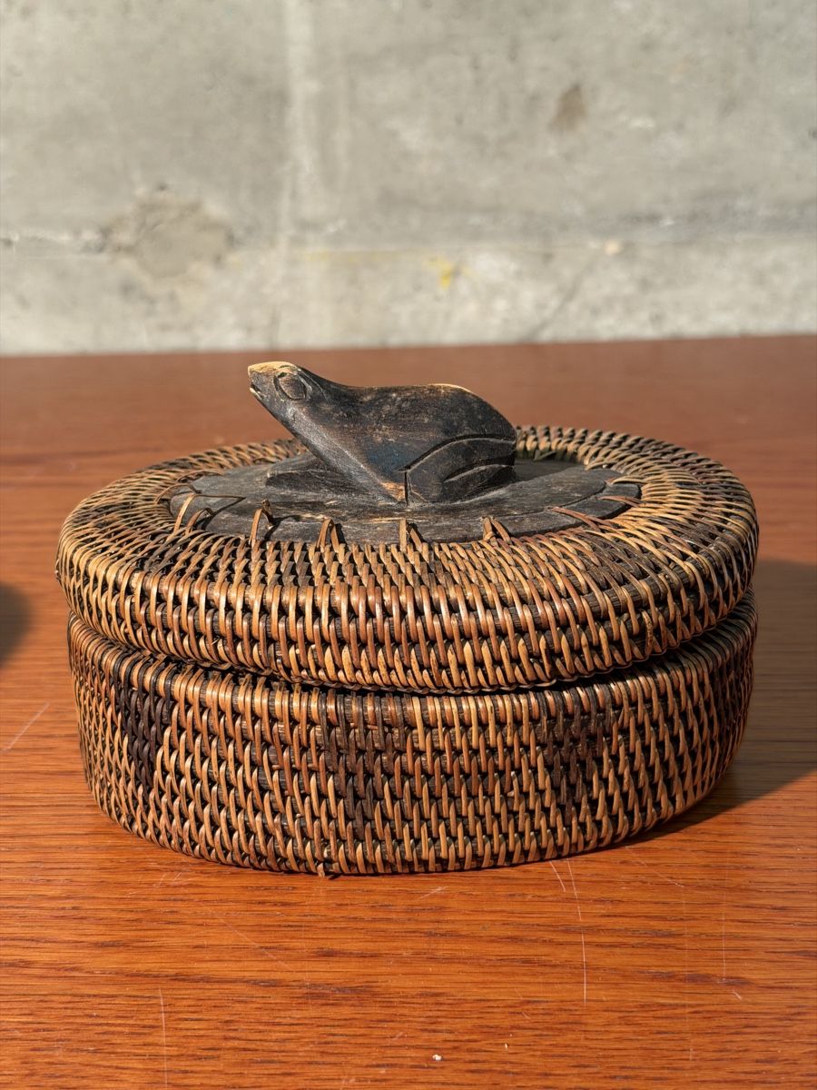 Barattoli: Unique Vintage Wicker Boxes with Carved Stone Details – Usato da Lausanne venduto da vas_mbk2 1