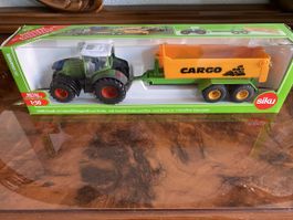 Siku Traktor mit Anhänger 