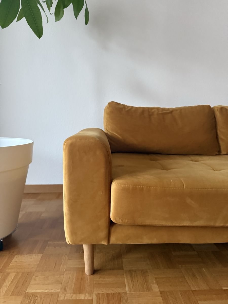 Sofas: Sofa in Senfgelb mit Eichenholzfüssen – D'occasion à Zürich par matthea.sophie 1