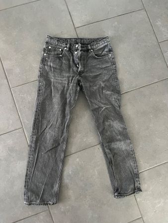 Gerade geschnittene Cropped Jeans von Arket, 27