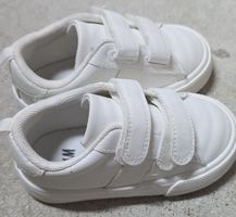 H&M Sneaker für Babys weiss Grösse 22 neuwertig