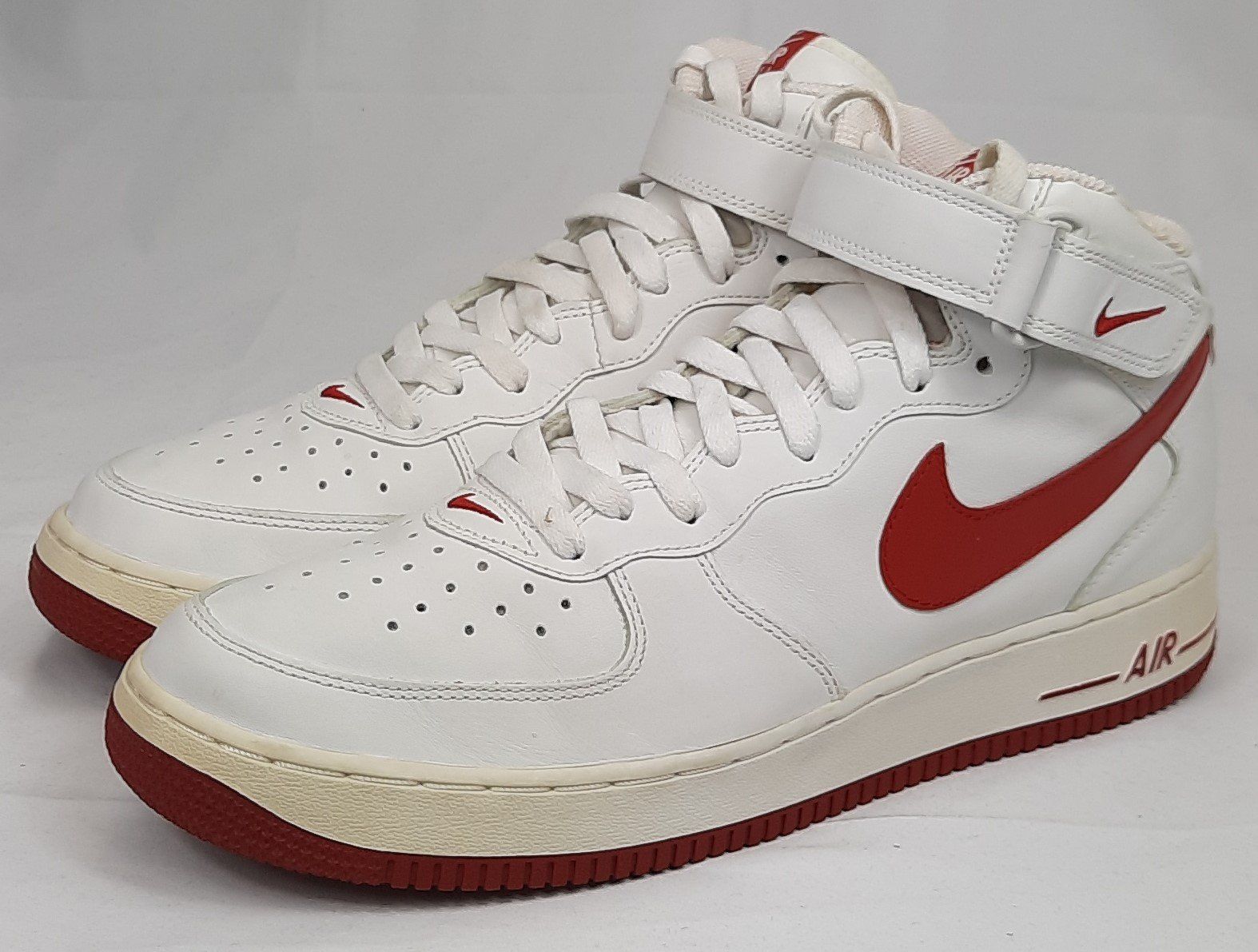 Nike Herrenschuhe: NIKE Air Force 1 Mid  Sneaker White / Varsity Red Gr. 45.5 – Neu (gemäss Beschreibung) aus Seuzach von VT-Collections2 3