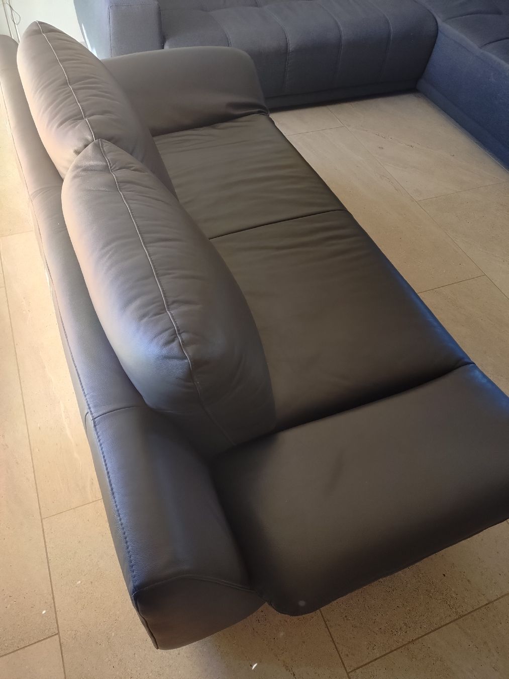 Conforama Sofas: Kunstleder Sofa Schwarz  – Neu (gemäss Beschreibung) aus Thun von FabiosSales