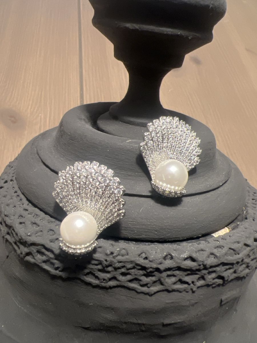 Orecchini pendenti & Orecchini a lobo: Elegante Ohrstecker Muschel Design mit Perle – Nuovo (secondo la descrizione) da Seon venduto da Sunny-Schmuck78
