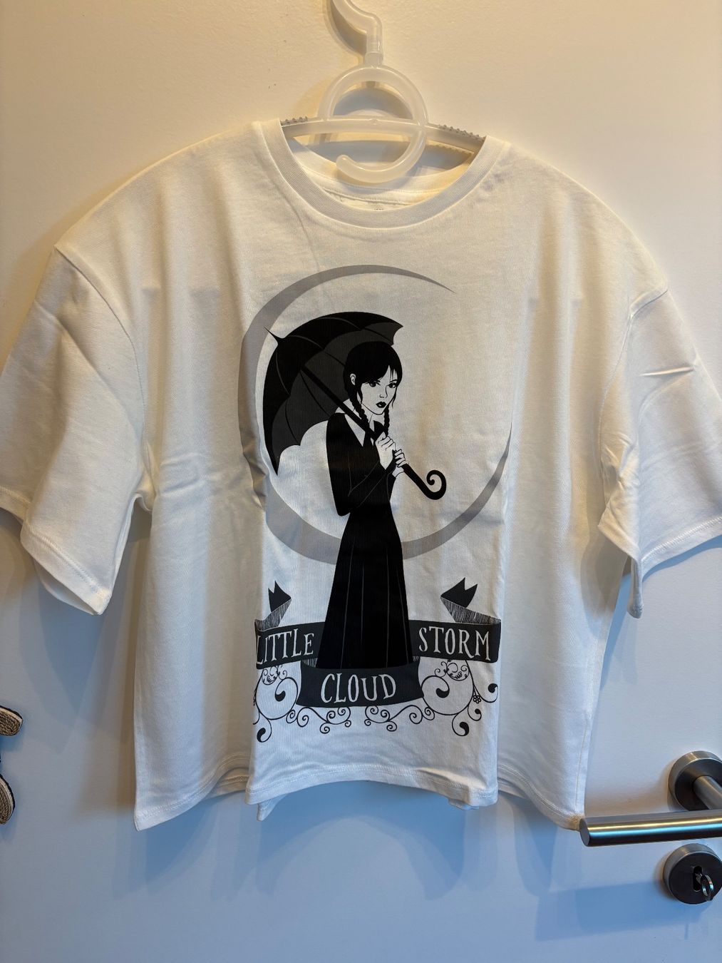 H&M Camicette, T-shirt & Top: 🖤 T-shirt Wednesday Addams H&M – Taille 170 – Usato da Lausanne venduto da ine_6c2m
