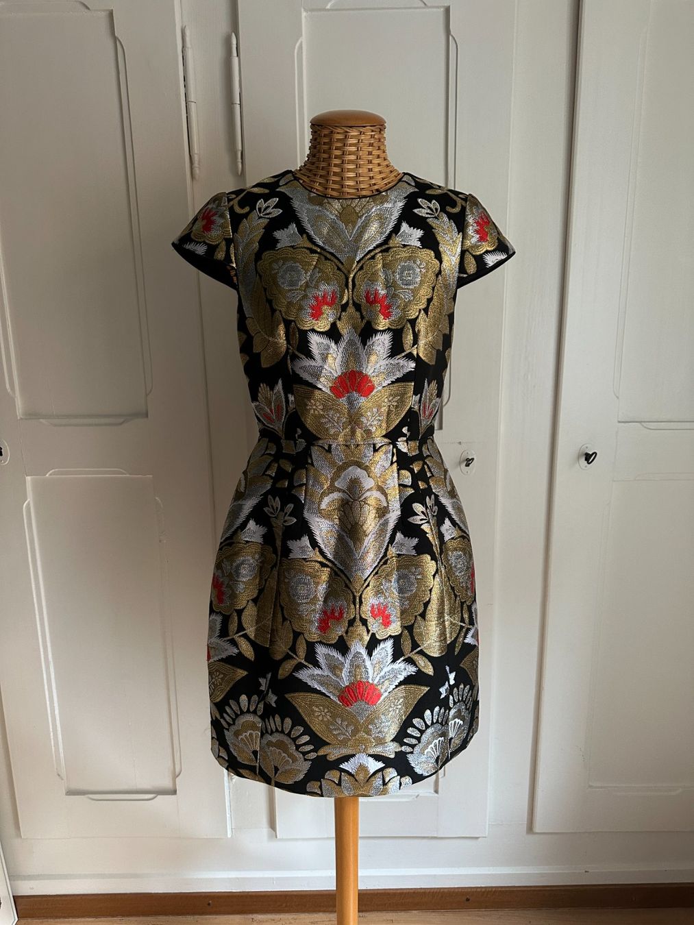 Ted Baker Robes: TED BAKER - Brokat Etuikleid schwarz gemustert XS – D'occasion à Zürich par Diazaio