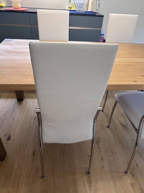 Set di tavolo e panche: Table en bois massif Pfister avec 4 chaises  – Usato da Bern venduto da nastrovov 4