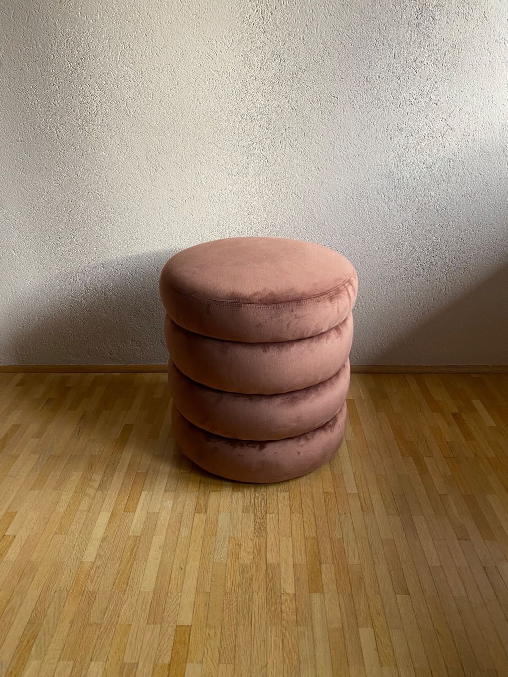 Westwing Hocker: Samt Hocker (Westwing) – Gebraucht aus Arbon von fluffyconqueror