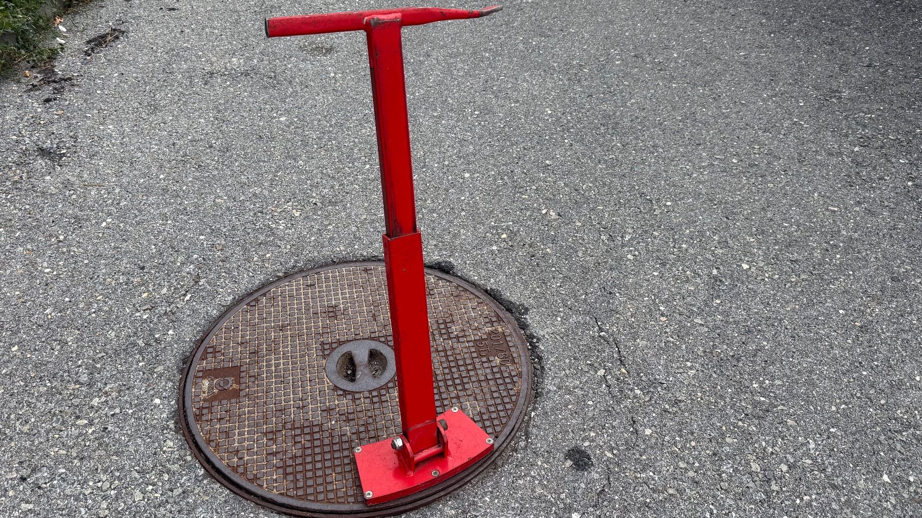 Tutti gli attrezzi: Schachtdeckelheber magnetisch – Usato da Leuk Stadt venduto da Kami10