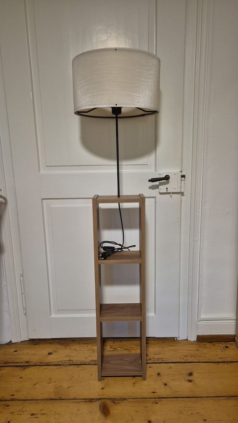 Lampade: Stehlampe mit Regal Holz neuwertig  – Nuovo (secondo la descrizione) da Zürich venduto da L_a_u_r_a