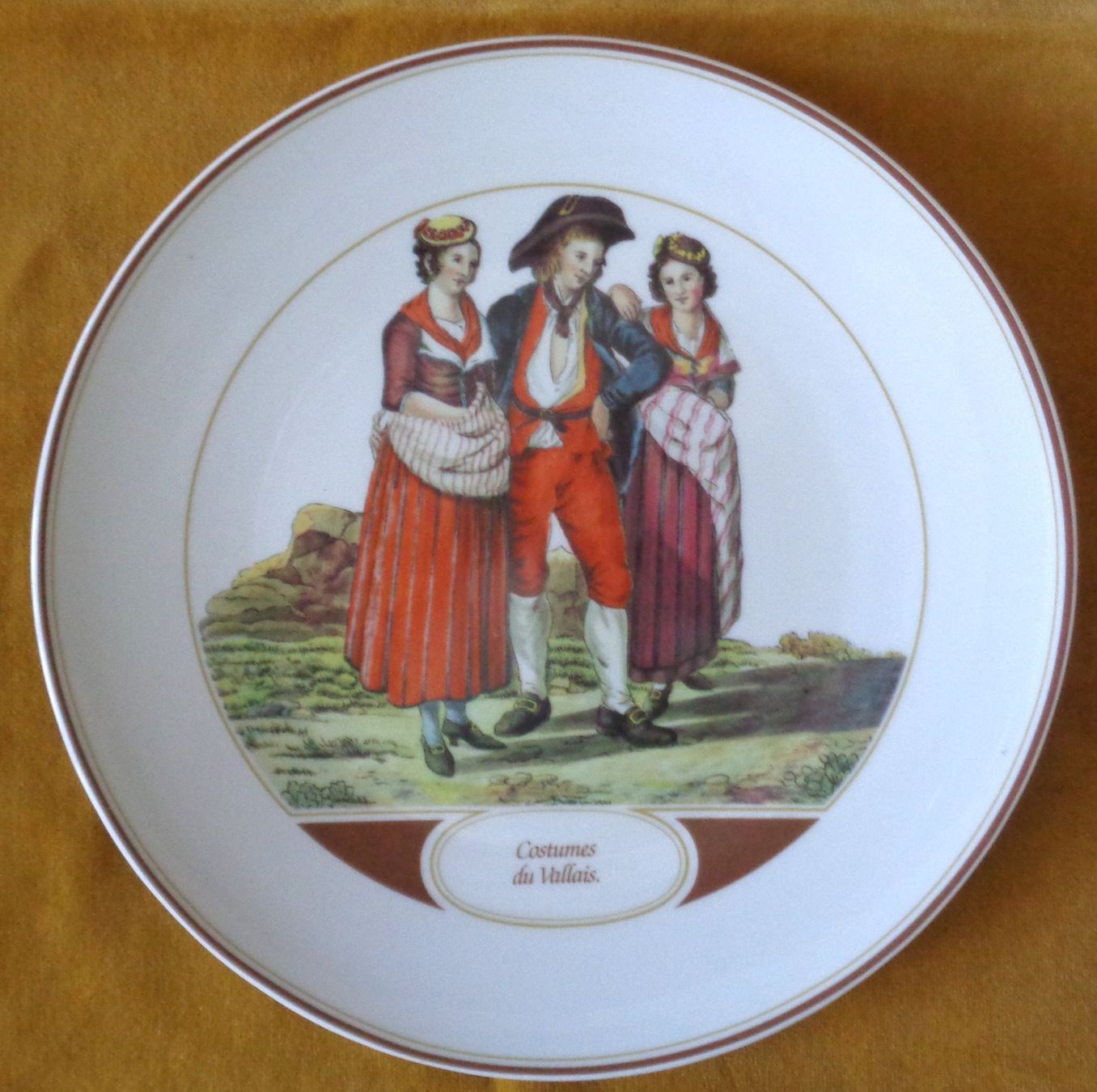 Assiettes: SCHWEIZER LANGENTHAL TRACHTEN  TELLER 2 STCK – D'occasion à Lausanne par kiliman73 1