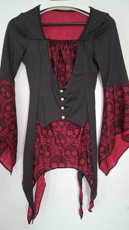 Oberteil mit Totenköpfen  in schwarz- rot Gr. S NEU