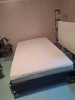Doppelbett und Matratze