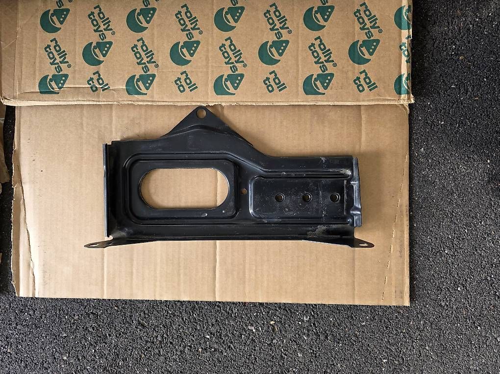 Tutti pezzi di ricambio auto: Audi S4/RS4 B5 Batteriehalter  – Usato da Zug venduto da Edvard10 1