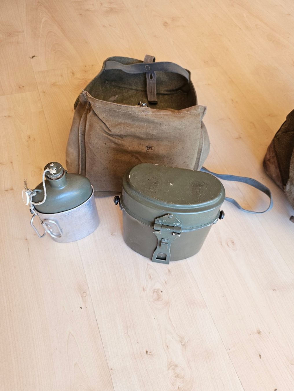 Schweizer Armee Zaini: Alter Militärrucksack mit Seitentasche – Usato da Rain venduto da Rasala3 2
