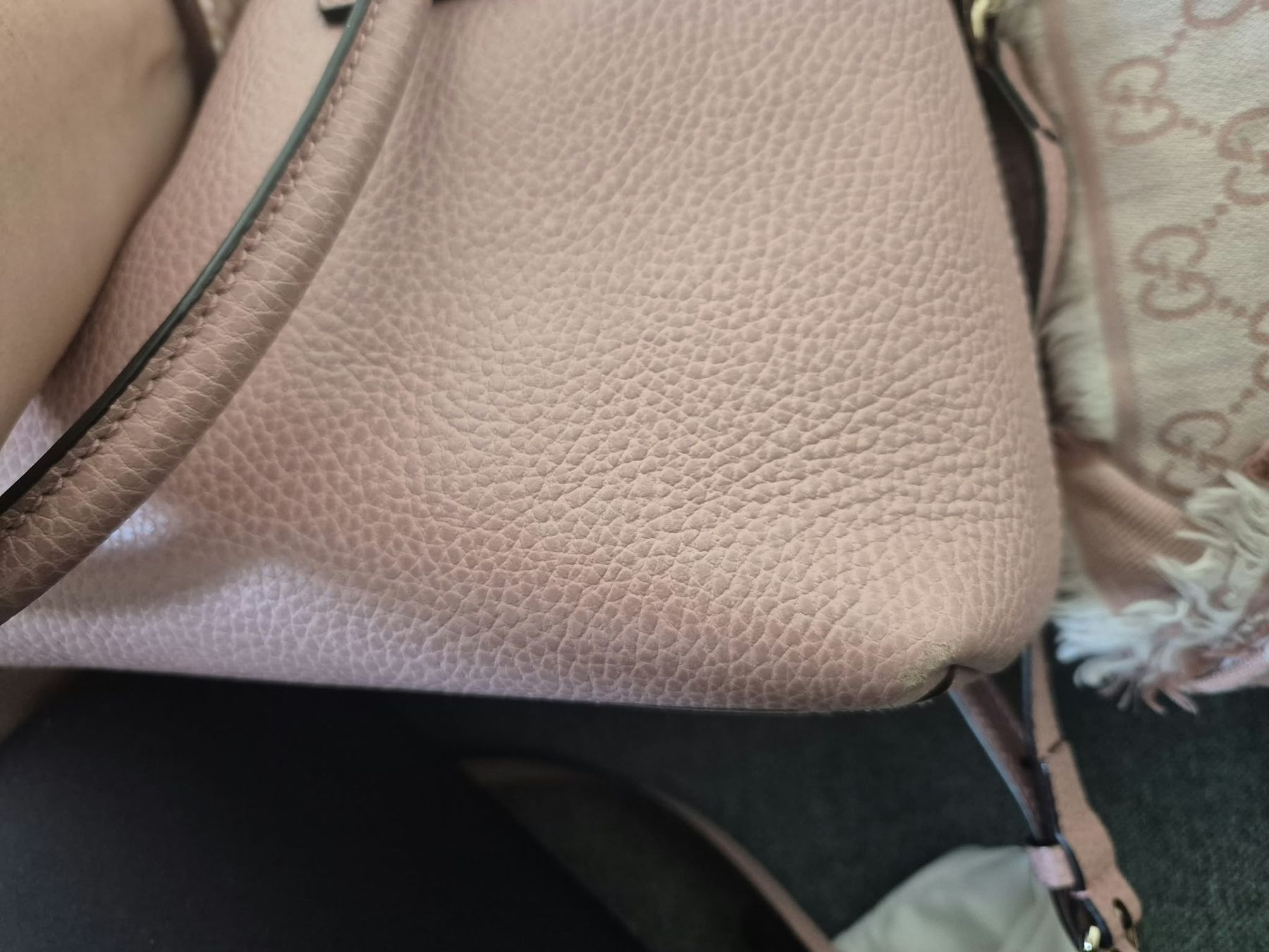 Gucci Lotti di vestiti: Gucci Herbstset - Tasche, Gurt, Schal. – Usato da Bottmingen venduto da Plemenito 5