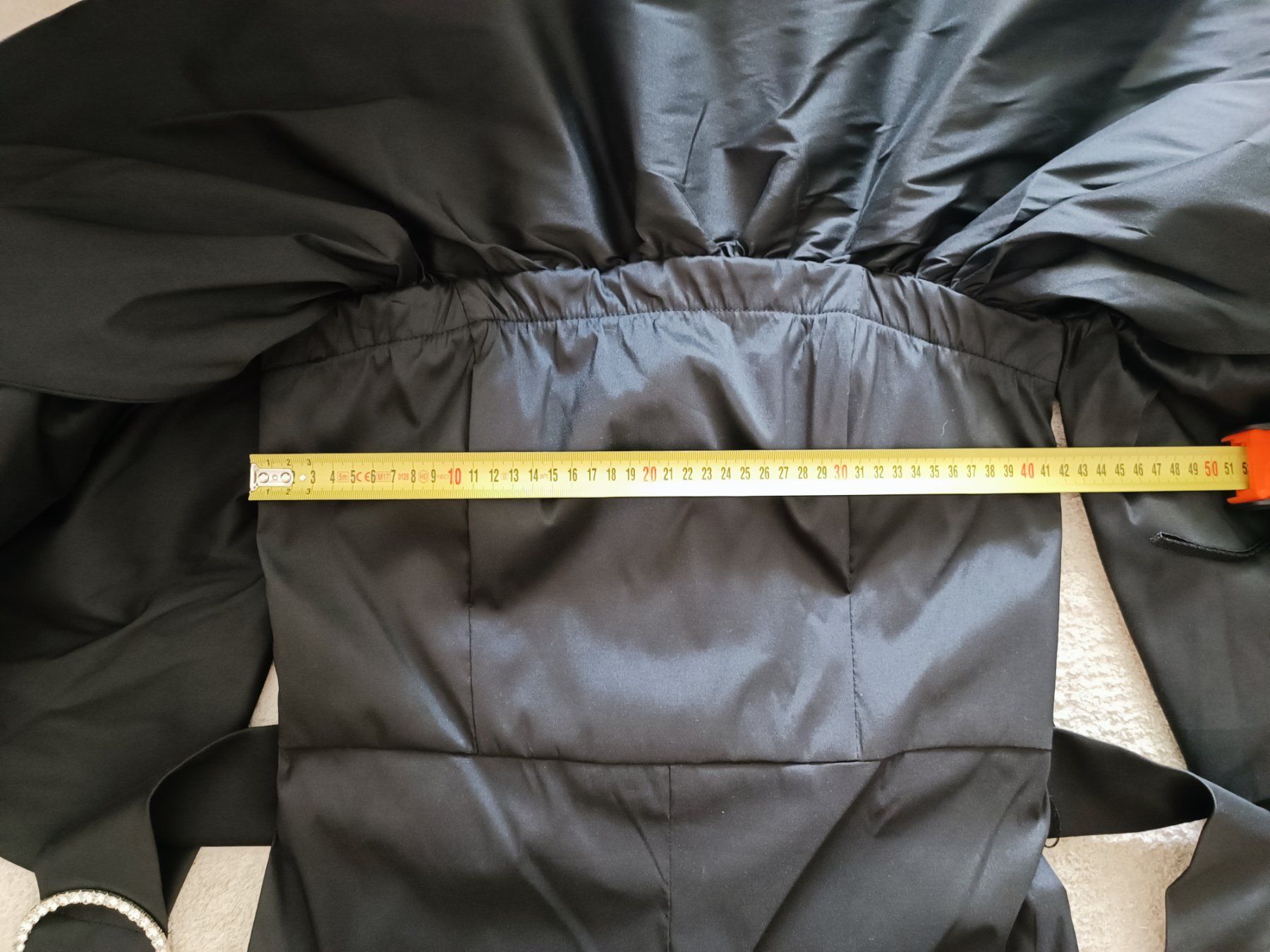 Zara Tute: Schwarzer Rüschenoverall von Zara. Größe XL – Nuovo (secondo la descrizione) da Wallisellen venduto da C_DM 2