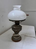 Tischlampe Metallfuss mit weissem Glasschirm gebraucht