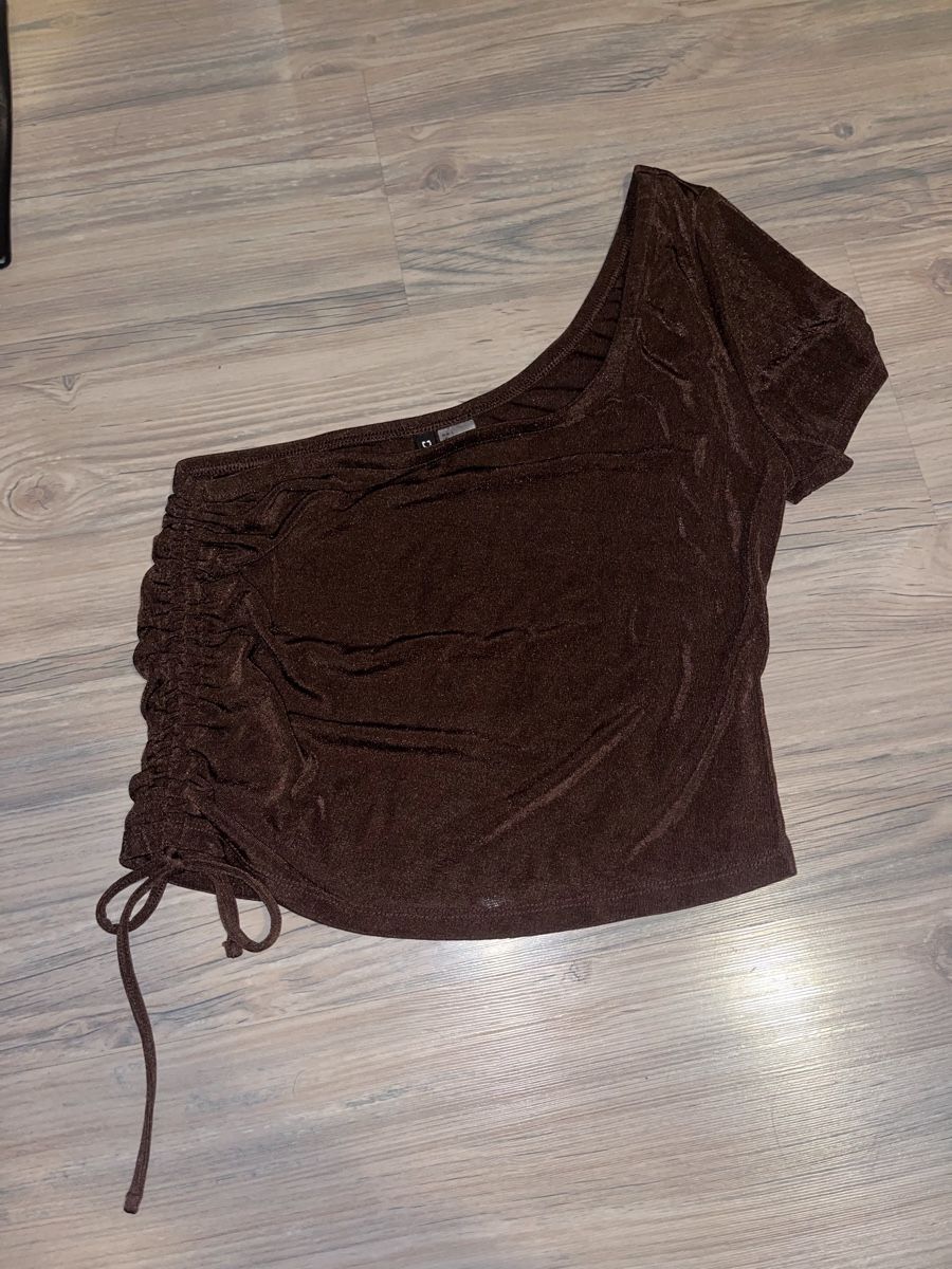 H&M Top: Asymetrisches Crop Top braun Gr. L – Nuovo (secondo la descrizione) da Näfels venduto da sponge240