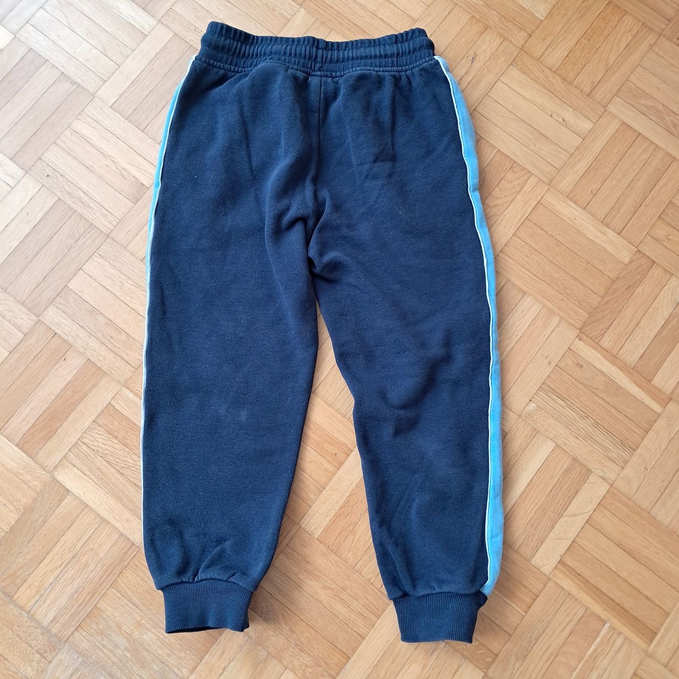 H&M Lotti & Set di vestiti: Kinder Trainerhosen Set, Grösse 122 – Usato da Meilen venduto da Vaurien15 1