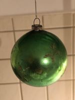 Kleine, antike, grüne Weihnachtskugel