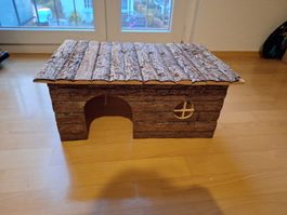 Kaum benutztes Naturholz-Haus für Meerschweinchen / Nager