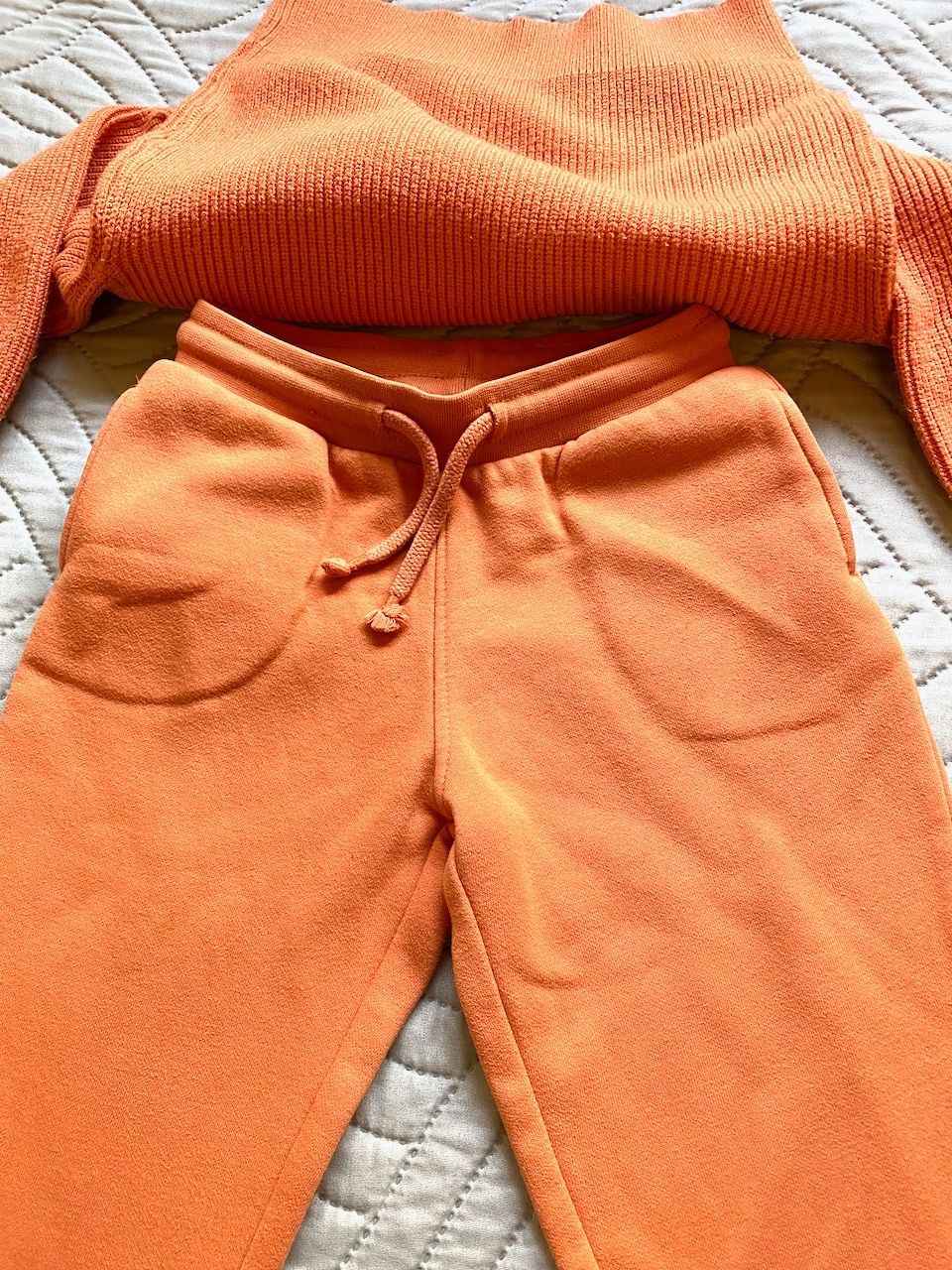 C&A Kleiderpakete & -sets: Mädchen Jogginghose und Pullover in Gr. 104 von C+A – Gebraucht aus Uster von ros_pym8 2
